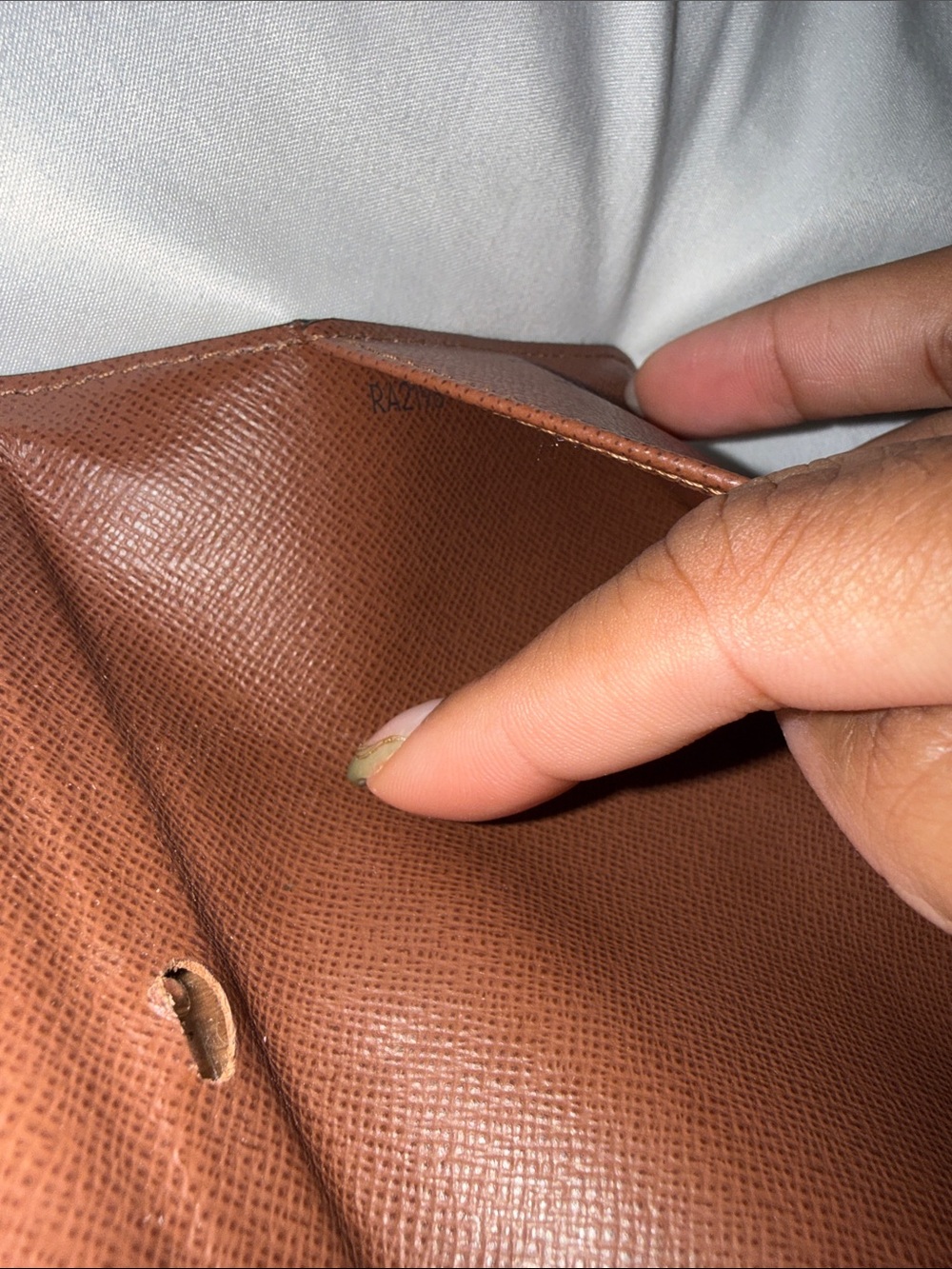 Louis Vuitton Small Ring Agenda Cover in Monogram - Picture 6 of 8